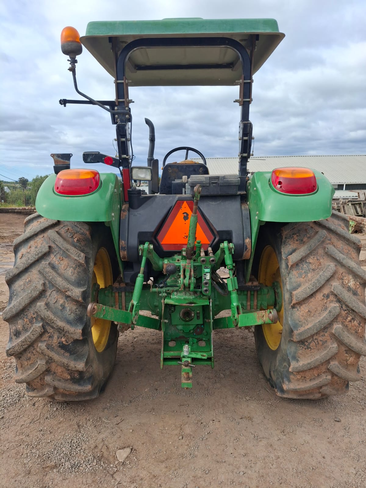 2014 John Deere 5082E – image 2